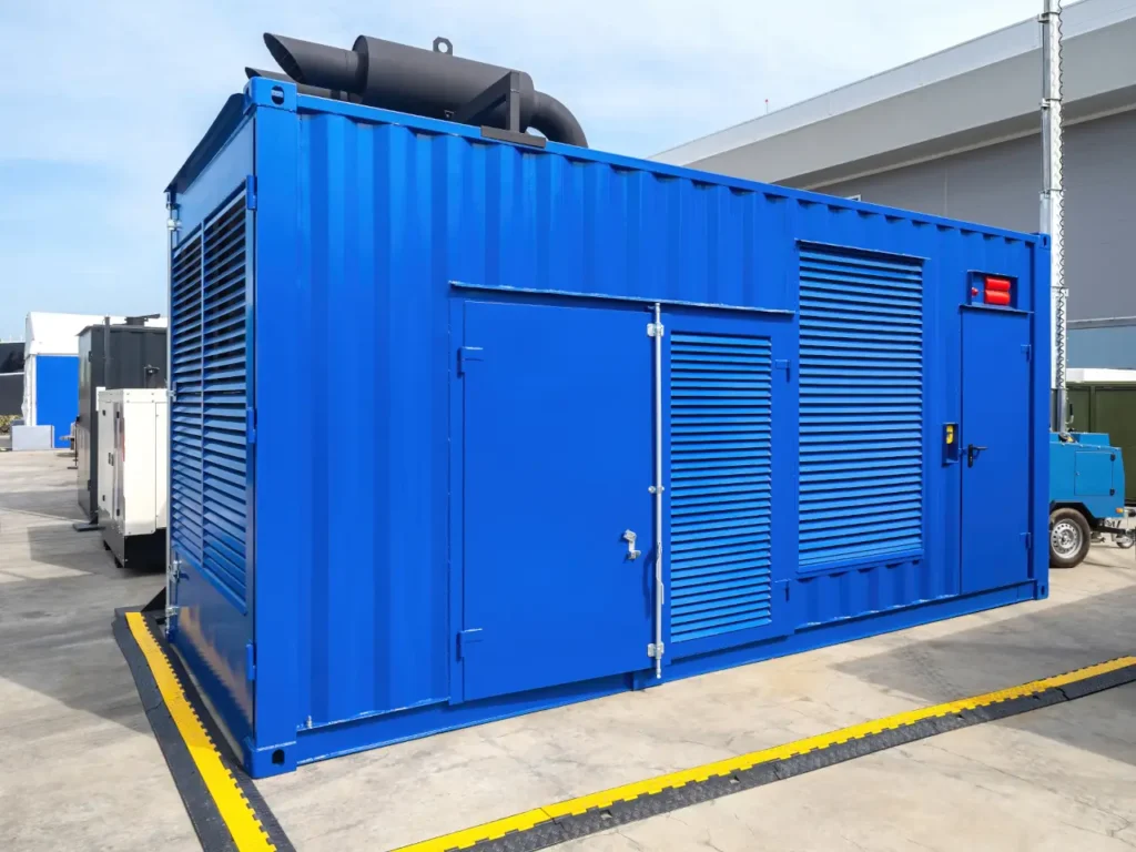 Großer Stromerzeuger verbaut in einem blauen Seecontainer